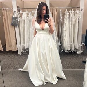 Never Worn Wedding Dress